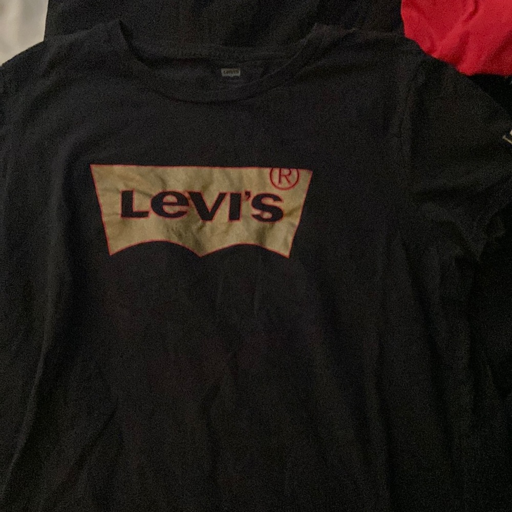 Woman’s Lrg Levi’s tee